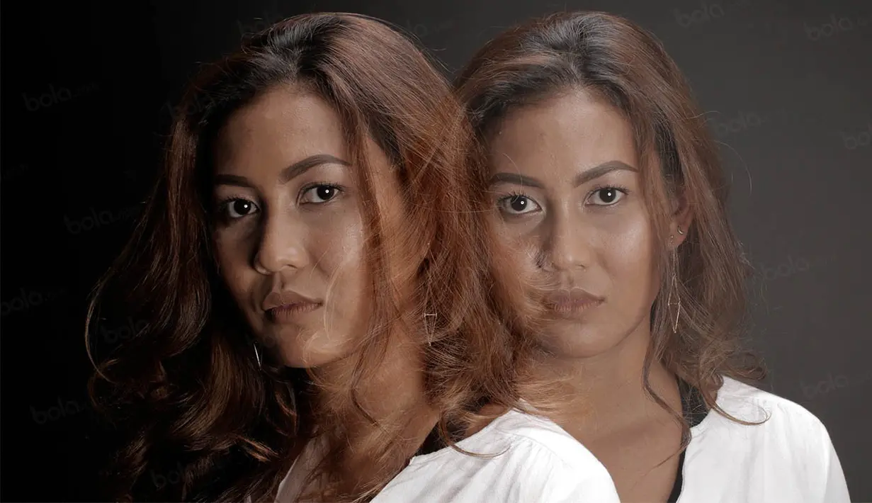 Dengan menggunakan teknik multi exposure Reina Saumi bergaya saat melakukan sesi foto di Kantor Redaksi Bola.com, Jakarta, Senin (31/10/2016). (Bola.com/Peksi Cahyo)