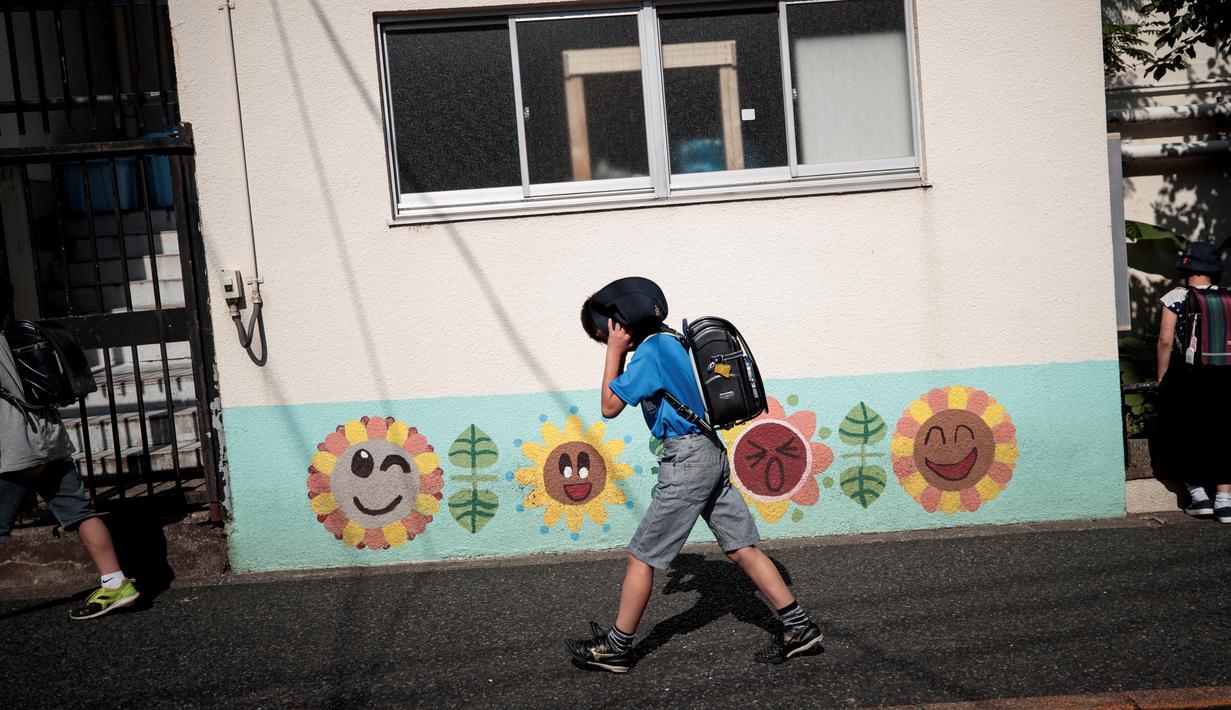 Seorang anak sekolah berjalan di lingkungan Shibuya di Tokyo, Jepang (23/5/2019). Kota Shibuya memiliki Luas wilayah adalah 15.11 km².(AFP Photo/Behrouz Mehri)
