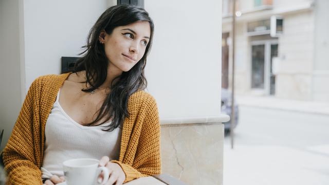 wanita juli gonta ganti barang