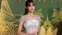 Pesona Lisa BLACKPINK Pakai Gaun Korset Transparan di Premiere The White Lotus Season 3