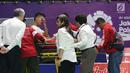 Tunggal putra Indonesia, Anthony Sinisuka Ginting dibawa dengan tandu ketika kondisi kakinya sakit saat melawan China, Shi Yuqi pada final Bulutangkis Beregu Putra Asian Games 2018 di Jakarta, Rabu (22/8).  (Liputan6.com/Helmi Fithriansyah)