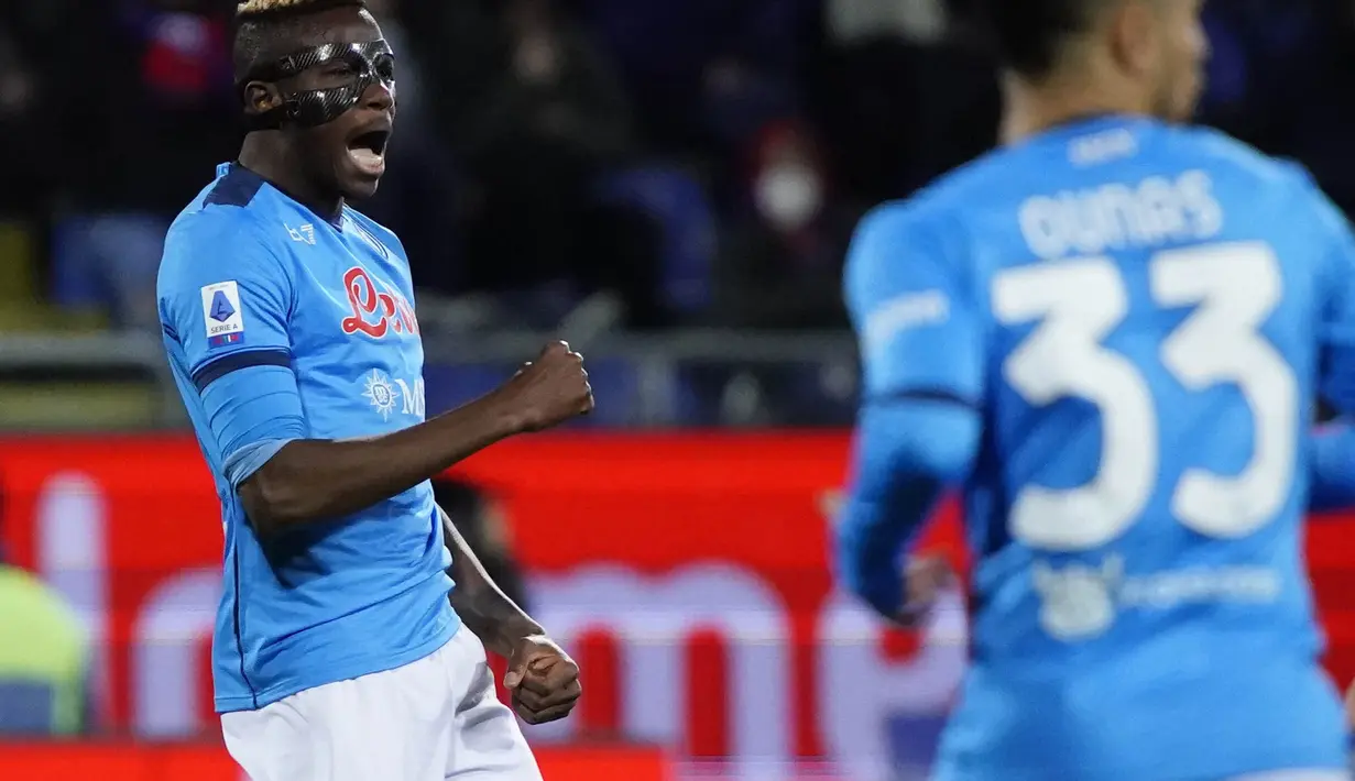 Penyerang Napoli, Victor Osimhen berselebrasi usai mencetak gol ke gawang Cagliari pada pertandingan lanjutan Liga Serie A Italia di stadion Unipol Domus di Cagliari, Italia, Selasa (22/2/2022). Napoli bermain imbang atas Cagliari 1-1. (Alessandro Tocco/LaPresse via AP)