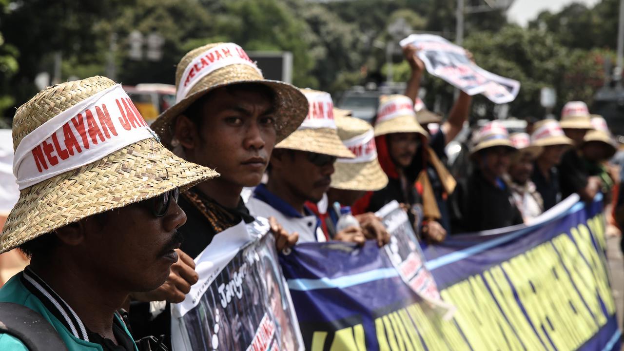 Protes Menteri Susi, Ribuan Nelayan Bakar Spanduk di Depan Istana