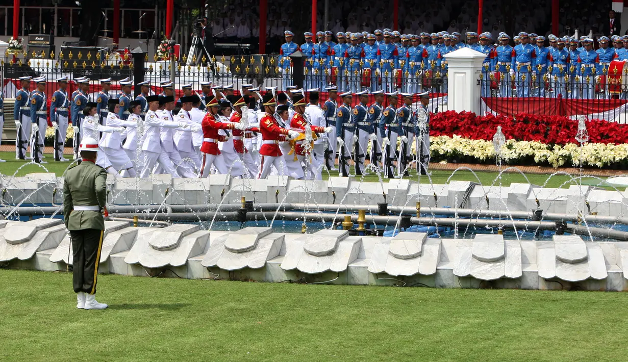Paskibraka bersama Pasukan Pengamanan Presiden (Paspampres) melaksanakan Upacara Pengibaran Bendera Merah Putih dalam rangkaian Peringatan Detik-detik Proklamasi Kemerdekaan ke-73 di Istana Merdeka, Jakarta, Jumat (17/8). (Liputan6.com/HO/Bian)