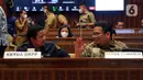 Ketua Bawaslu Rahmat Bagja (kanan) berbincang dengan Ketua DKPP Muhammad (kiri) saat rapat kerja bersama Komisi II DPR RI di Kompleks Parlemen, Senayan, Jakarta, Selasa (7/6/2022). Rapat membahas Peraturan KPU (PKPU) tentang Tahapan dan Jadwal Pemilu 2024. (Liputa6.com/Angga Yuniar)