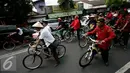 Para simpatisan mengantar pasangan calon walikota dan wakil walikota Yogyakarta Imam Priyono-Ahmad Fadli mendaftarkan di KPUD kota Yogyakarta, Rabu (21/9). Imam-Fadli diusung PDIP, Nasdem dan PKB. (Liputan6.com/Boy Harjanto)