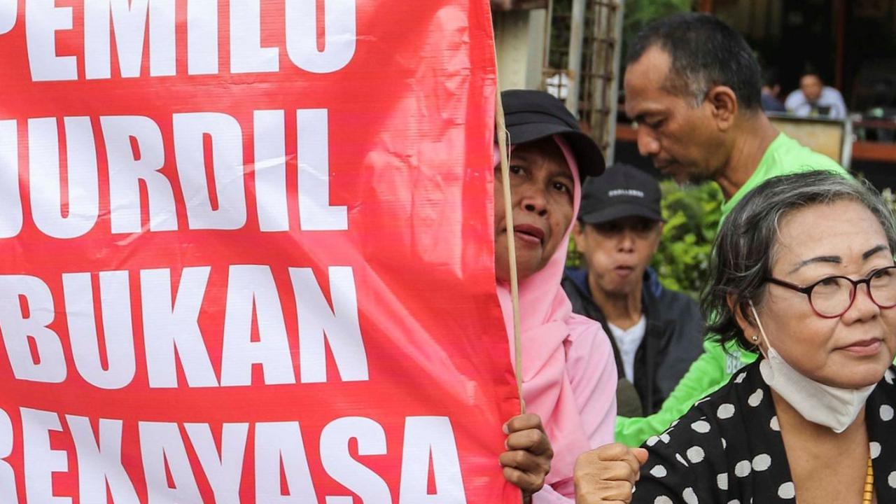 Massa yang mayoritas terdiri ibu-ibu dari Aliansi Rakyat Menggugat menggelar aksi unjuk rasa di seberang Gedung Bawaslu RI, Jalan MH Thamrin, Jakarta, Rabu (24/1/2024).<br>(Foto Liputan6.com / Angga Yuniar)