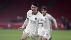 Bek AS Roma, Roger Ibanez melakukan selebrasi usai mencetak gol kedua timnya ke gawang Ajax Amsterdam dalam laga leg pertama perempatfinal Liga Europa 2020/2021 di Johan Cruijff Arena, Amsterdam, Kamis (8/4/2021). AS Roma menang 2-1 atas Ajax. (AP/Peter Dejong)