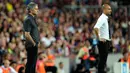 Jose Mourinho dan Josep Guardiola saat mengatur para pemainnya di leg kedua piala raja Spanyol di stadion Camp Nou (17/8/2011). Guardiola sendiri sebelumnya sudah dikontrak Manchester City selama tiga tahun. (AFP PHOTO/JOSEP LAGO)