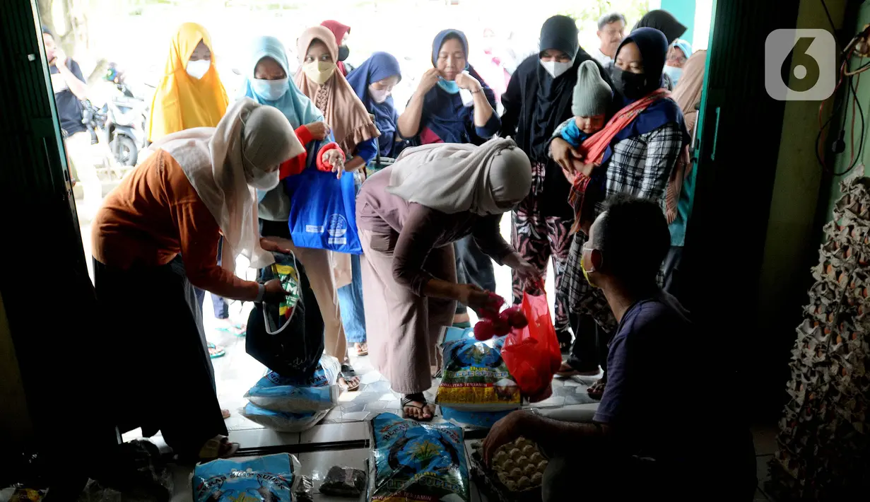 Keluarga Penerima Manfaat (KPM) belanja sembako dari uang Bantuan Sosial Tunai (BST) program sembako dari Kemensos di Kelurahan Cinangka, Depok, Jumat (25/2/2022). Lebih dari 400 KK mendapat dana rapelan BST Januari-Maret sebesar Rp 600 ribu yang harus dibelanjakan sembako. (merdeka.com/Arie Basuki)