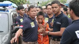 Polisi menggelar reka ulang pembunuhan Adinda Anggia Putri, siswi kelas I Madrasah Tsanawiyah Al-Mubarok di Rusun Benhil, Jakarta, Minggu (29/11/2015). Rekonstruksi diperagakan tersangka Anwar sebanyak 36 reka adegan. (Liputan6.com/Angga Yuniar) 