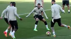 Penyerang Paris Saint-Germain (PSG) #07 Kylian Mbappe (tengah) menghadiri sesi latihan menjelang leg kedua perempat final Liga Champions 2023/2024, di Stadion Olimpic Lluis Companys, Barcelona, Senin (15/4/2024). (FRANCK FIFE / AFP)