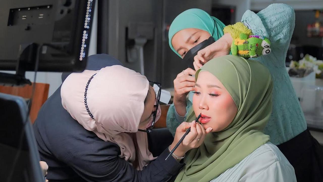 5 Potret Kiky Saputri Tampil Berhijab saat Hadiri Acara Kajian, Penampilannya Curi Perhatian
