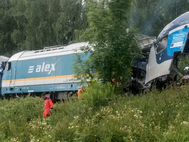 Dua kereta api bertabrakan dekat Desa Milavce antara Stasiun Domazlice dan Blizejovn di Republik Ceko, 4 Agustus 2021. Tiga orang tewas dan puluhan lainnya luka-luka ketika kereta Munich ke Praha nomor Ex 351 bertabrakan dengan layanan regional. (Michal CIZEK/AFP)