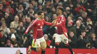 Pemain Manchester United (MU), Antony (kiri), memberikan selamat kepada Amad Diallo setelah mencetak gol ke gawang Southampton pada lanjutan Liga Inggris 2024/2025 di Old Trafford, Jumat (17/1/2025) dini hari WIB. (AP Photo/Dave Thompson)