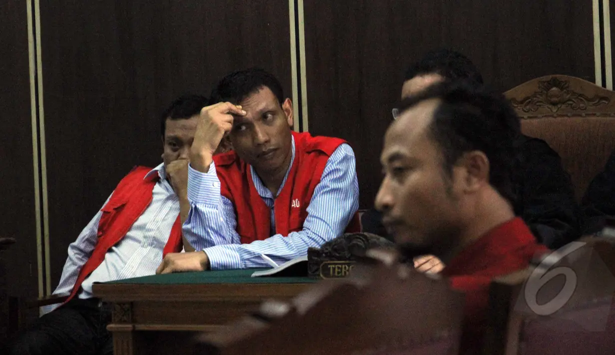 Suasana sidang lanjutan kasus Trio Macan 2000 di Pengadilan Negeri Jakarta Selatan, Senin (11/5/2015).  Terdakwa Raden Nuh (tengah) dan Edi Syahputra (kiri) tampak memperhatikan keterangan saksi. (Liputan6.com/Helmi Afandi)