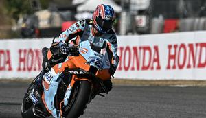 Rider MotoGP asal Jepang, Ai Ogura, sedang beraksi melakukan sesi Latihan resmi di Sirkuit Internasional Buriram, Thailand, kemarin. Ia menjadi sorotan setelah tampil apik di fase kualifikasi. (AFP / Lillian SUWANRUMPHA)