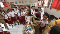 Siswa SD menunggu giliran untuk disuntik difteri di sebuah sekolah dasar di Tangerang,  Senin (11/12). Indonesia memulai sebuah kampanye untuk mengimunisasi 8 juta anak-anak dan remaja dari difteri. (AP Photo / Tatan Syuflana)