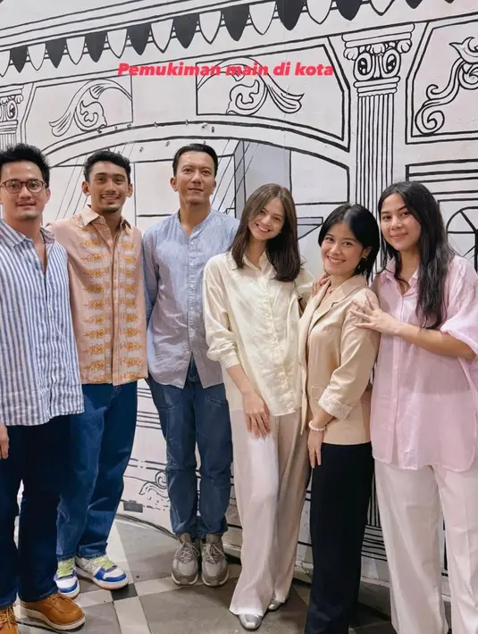 Selain suasana yang hangat dan penuh keakraban, gaya para tamu undangan juga mencuri perhatian dengan pilihan outfit bernuansa soft yang elegan. [@marinizumarnisreal].