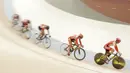 Sejumlah atlet balap sepeda saat menggelar latihan di Jakarta Internasional Velodrome, Jakarta, Selasa (31/7/2018). Menpora berharap para atlet dapat berprestasi di Asian Games 2018. (Bola.com/M Iqbal Ichsan)