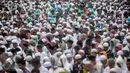 Ribuan peserta aksi damai 2 Desember berdoa saat melaksanakan salat Jumat di Monas, Jakarta, Jumat (2/12). Meski hujan mengguyur, massa tetap bertahan di saf masing-masing dan melangsungkan salat Jumat bersama-sama. (Liputan6.com/Faizal Fanani)