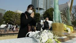 Pengunjung berdoa di altar darurat untuk berkabung bagi korban gempa bumi dan tsunami 11 Maret 2011 dalam acara peringatan khusus di Tokyo, Jumat (11/3/2022). Jepang menandai peringatan 11 tahun gempa bumi, tsunami dan bencana nuklir yang melanda pantai timur laut Jepang. (AP Photo/Eugene Hoshiko)