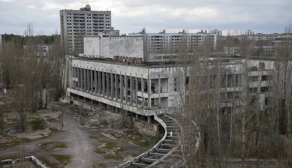Pemandangan kota Pripyat dekat pembangkit listrik tenaga nuklir Chernobyl di Ukraina, (23/3). Ribuan penduduk Chernobyl  terpaksa diungsikan dari kota ini karena mayoritas dari mereka mengalami keracuna radiasi. (REUTERS / Gleb Garanich)