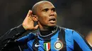 Gaya khas striker Inter Milan asal Kamerun, Samuel Eto'o seusai menjebol gawang AS Roma dalam lanjutan Serie A yang digelar di San Siro Stadium, 8 November 2009. Hasil akhir 1-1. AFP PHOTO / GIUSEPPE CACACE
