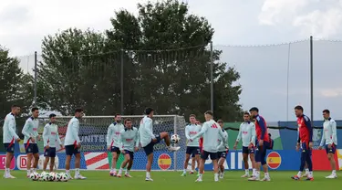 Para pemain Spanyol menghadiri sesi latihan di base camp tim selama Euro 2024 di Donaueschingen pada 1 Juli 2024. (LLUIS GENE/AFP)