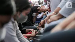 Sejumlah anak mencuci kaki ibunya pada aksi cuci kaki ibu massal di Jakarta, Minggu (18/12/2022). Aksi yang diikuti sebanyak ratusann peserta itu bertujuan untuk meningkatkan rasa cinta kasih kepada ibu , khususnya dalam rangka memperingati Hari Ibu. (Liputan6.com/Faizal Fanani)
