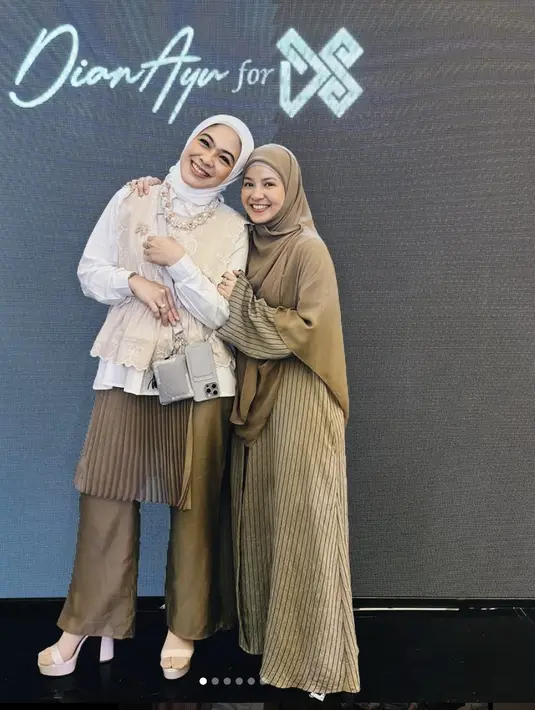 Keduanya tampil senada dengan nuansa hijau. Dian kenakan outfit layerung sedangnkan Natasha kenakan gamis hijau yang stylish. [Foto: Instagram/ Natasha Rizky]