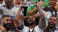 Pemain Real Madrid Marcelo mengangkat trofi Liga Champions usai mengalahkan Liverpool di Stade de France, Saint-Denis, Prancis, 28 Mei 2022. Real Madrid mengalahkan Liverpool 1-0. (Paul ELLIS/AFP)
