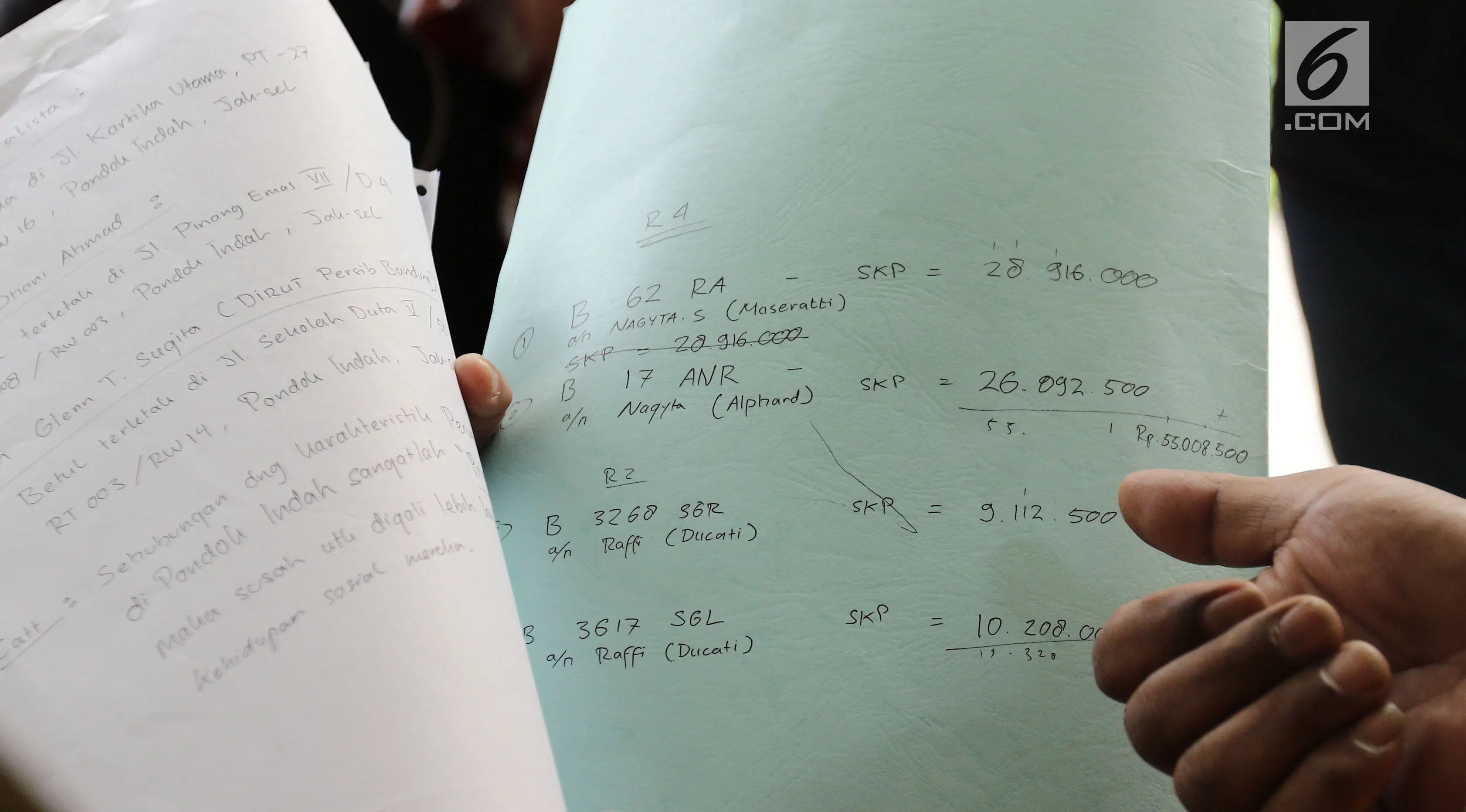 Petugas Badan Pajak dan Retribusi Jakarta menunjukkan hitungan pajak kendaraan bermotor milik aktor Raffi Ahmad di kawasan Pondok Labu, Jakarta, Selasa (22/8). (Liputan6.com/Herman Zakharia)