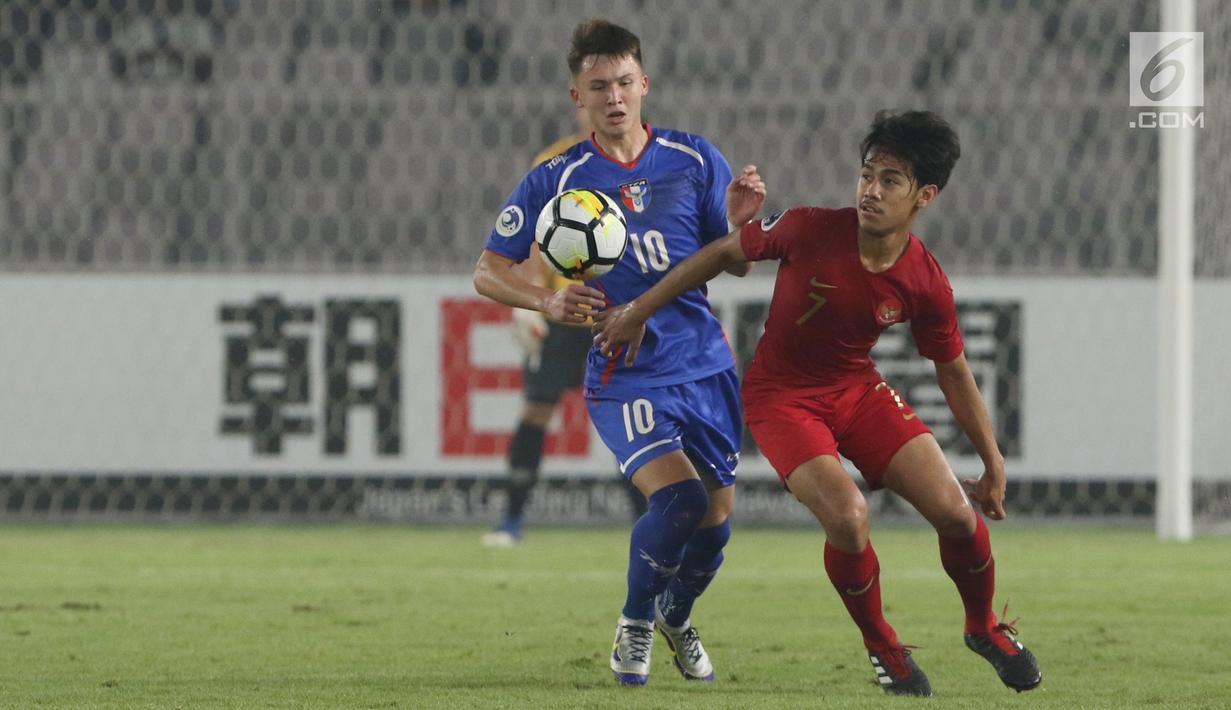 Pemain Timnas Indonesia U-19, M Luthfi Baharsyah berebut bola dengan pemain Chinnese Taipei saat laga penyisihan Grup A Piala AFC U-19 2018 di Stadion GBK, Jakarta, Kamis (18/10). Babak pertama berakhir imbang 0-0. (Liputan6.com/Helmi Fithriansyah)