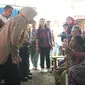 Menteri Sosial Tri Rismaharini saat mengunjungi ibu Maria Evin di Desa Golo Wune, Kecamatan Lamba Leda Selatan, Kabupaten Manggarai Timur (Liputan6.com/Ola Keda)