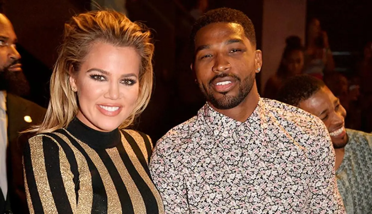 Khloe Kardashian dan Tristan Thompson kini sudah kembali ke Los Angeles. Tristan pun membuktikan bahwa dirinya sudah berubah. (Entertainment Tonight)