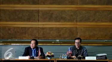 Menko Maritim dan Sumber Daya Rizal Ramli bersama perwakilan US. Asean Business Council Alexander C Feldman dalam pertemuannya di Auditorium, BPPT, Jakarta, Kamis, (12/11). (Liputan6.com/Johan Tallo)