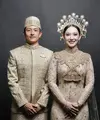 Gaya busana resepsi Athina Papadimitriou dan Rio Haryanto begitu menawan. Keduanya mengenakan baju adat peranakan Melayu yang begitu megah. [Foto: Instagram/ The Bridestory]