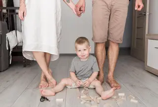 eggshell parenting merujuk pada pola asuh dengan perilaku orangtua yang tidak konsisten dan sulit diprediksi. Anak akhirnya hidup dalam kewaspadaan terus-menerus demi menjaga suasana tetap aman. (foto/dok: freepik)