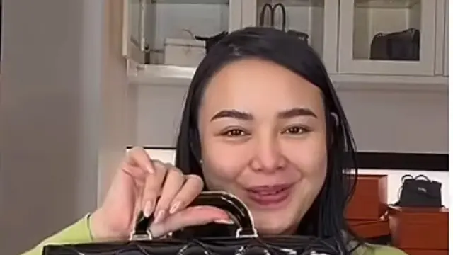 Amanda Manopo Beli tas di Eropa salah satunya Chanel. [Dok. TikTok Amanda Manopo]