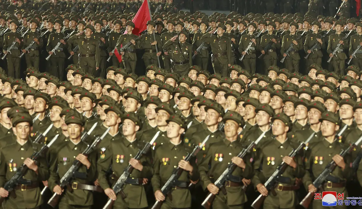 Para prajurit Korea Utara melakukan parade selama perayaan ulang tahun ke-73 negara itu di Lapangan Kim Il Sung di Pyongyang, Kamis (9/9/2021). Parade militer Korea Utara itu merupakan yang pertama sejak Joe Biden menjabat sebagai presiden AS. (Korean Central News Agency/Korea News Service via AP)