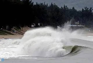 Ilustrasi cuaca ekstrem sebabkan gelombang tinggi di perairan.