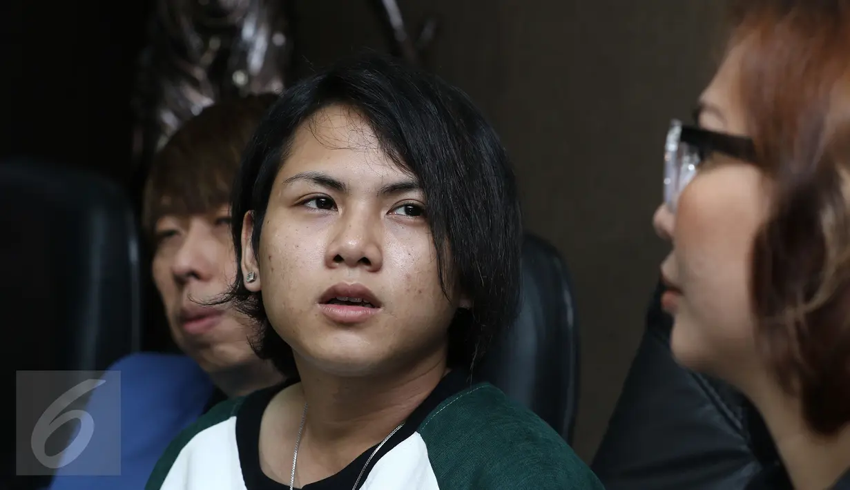 Istri komedian Aming, Evelyn saat jumpa pers di kawasan Permata Hijau, Jakarta, Jumat (3/3). Evelyn menolak cerai karena permohonan cerai Aming tak beralasan. (Liputan6.com/Herman Zakharia)