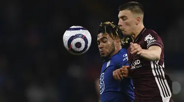 Bek Leicester City, Luke Thomas berebut bola dengan bek Chelsea, Reece James dalam laga pekan ke-37 Liga Inggris di Stamford Bridge, London, Rabu (19/5/2021) dinihari WIB. Chelsea menang 2-1 saat menjamu Leicester City. (Glyn Kirk/Pool via AP)