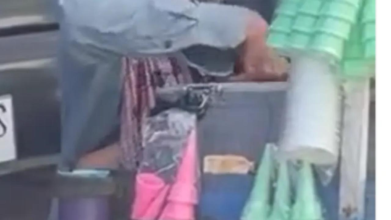 Hendri Tak Kenal Lelah Menggendong Putranya