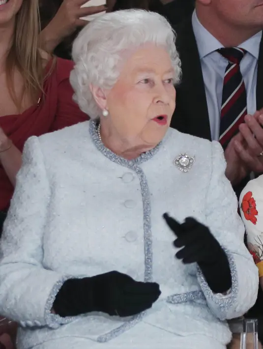 Ratu Elizabeth II duduk menonton pagelaran London Fashion Week 2018, Selasa (20/2). Nenek Pangeran William tersebut pun tampak bersemangat dan sesekali bertepuk tangan melihat fashion show dari desainer yang dihadirkan. (Yui Mok/Pool photo via AP)