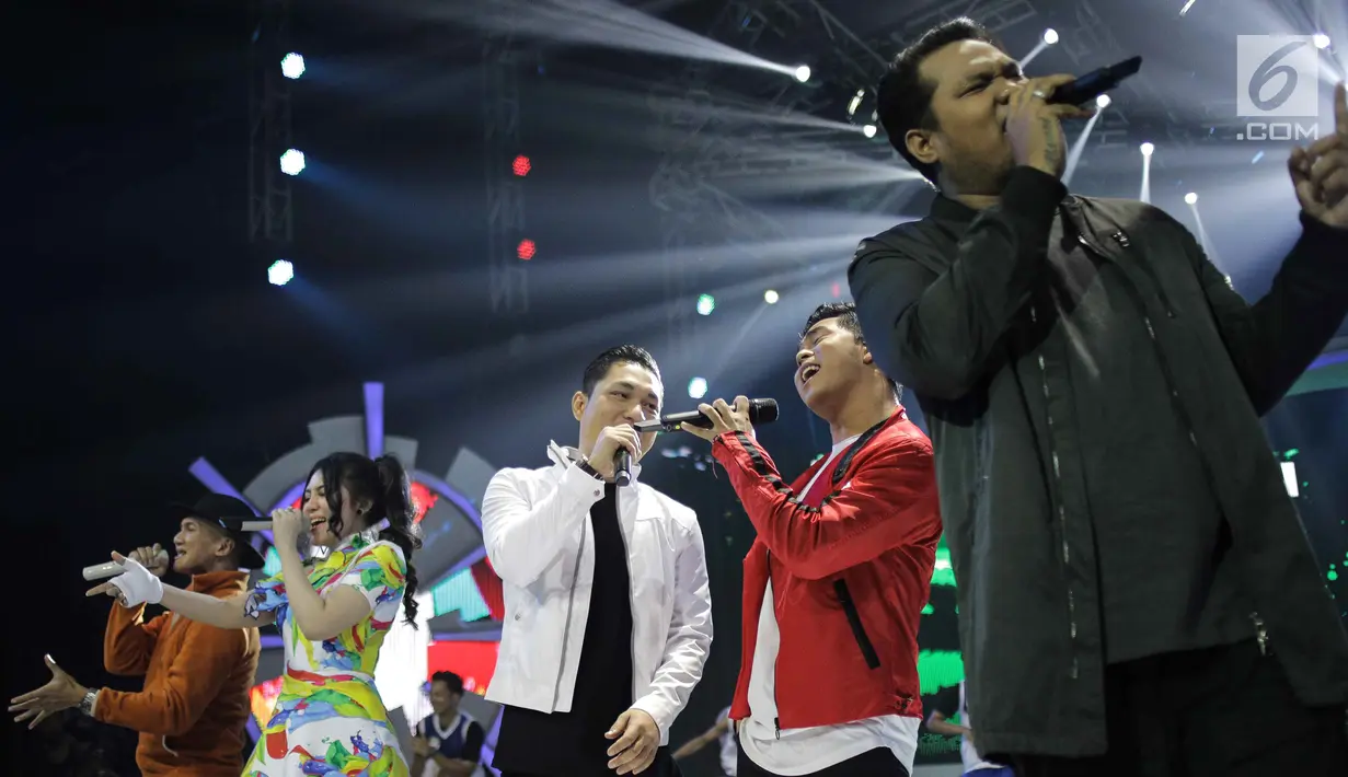 Penyanyi Cakra Khan, Anji, Via Vallen, Rizal Armada, Rizky Febian, dan Virgoun saat tampil bersama dalam Konser Energi Asian Games 2018 di Studio 6 Indosiar, Jakarta, Kamis (8/3). (Liputan6.com/Faizal Fanani)