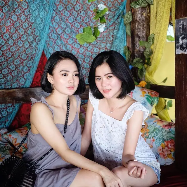 7 Potret Kebersamaan Wika Salim dan Manajernya yang Dibilang Mirip
