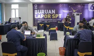 Suasana pelaporan SPT tahunan di KPP Pratama Jakarta Tanah Abang Tiga, Jakarta, Kamis (31/3/2022). Masyarakat yang memiliki NPWP dan penghasilan tetap setiap bulan, atau dari usaha diimbau segera melaporkan SPT tahunan. (Liputan6.com/Faizal Fanani)