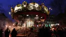 Sejumlah anak tampak menaiki wahana permainan di pasar malam Natal atau Christmas Market di pusat kota Brussels, Belgia, Senin (14/12/2015). Acara yang bertema "Keajaiban Musim Dingin" ini berlangsung dari 27 November 2015 - 3 Januari 2016. (Arie Asona)
